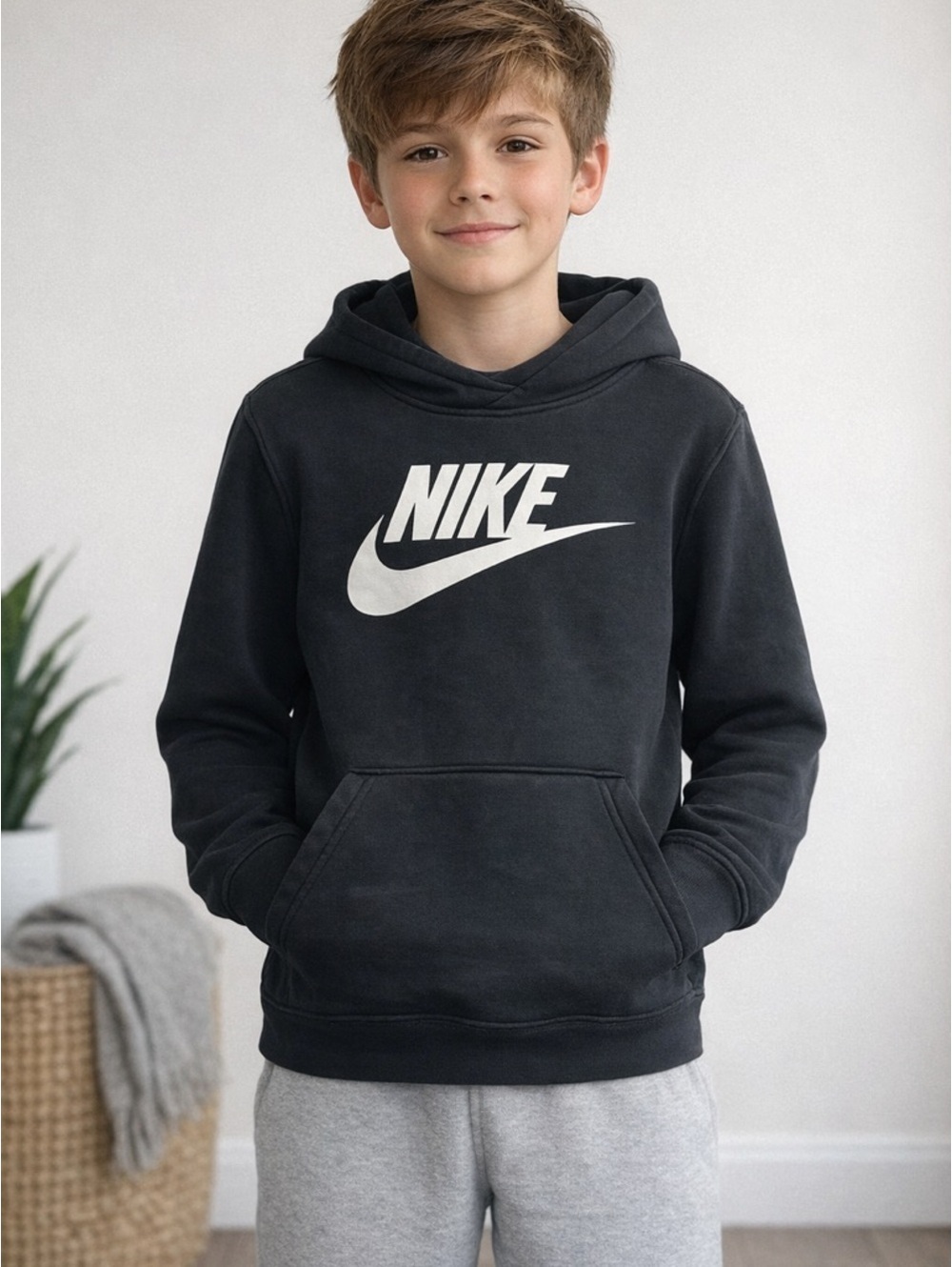 Nike Youth Black Fleece Hoodie Size XL 16-18 Pullover Sweatshirt Swoosh